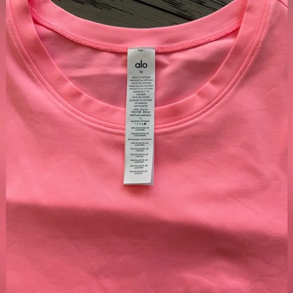 ALO SOFT CROP, FINESSE SHORTSLEEVE, NEON BUBBLEGUM, SIZE M - Picture 2 of 5